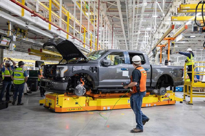 Chia sẻ về sức hấp dẫn của F-150 Lightning, ông Bill Ford - Chủ tịch điều hành Ford Motor Company cho biết: "Chúng tôi biết F-150 Lightning rất đặc biệt, nhưng sự quan tâm từ công chúng dành cho F-150 Lightning đã vượt qua kỳ vọng cao nhất của chúng tôi, dẫn đến nhiều thay đổi về kế hoạch sản xuất mẫu xe bán tải điện này.