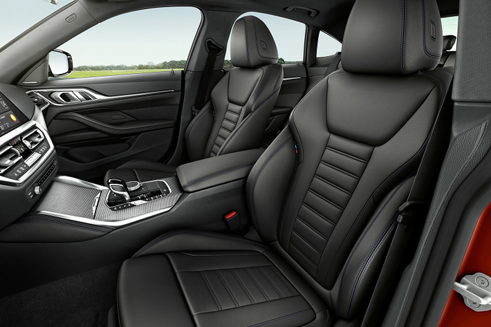 Trong khi đó, tùy chọn hộp số Steptronic Sport 8 cấp trên BMW M440i xDrive Gran Coupé cho khả năng chuyển số nhanh nhạy hơn khi sử dụng kết hợp với lẫy chuyển số trên vô lăng với chức năng “Sprint” giúp tăng sự nhanh nhạy khi chuyển số hỗ trợ người lái khi muốn tăng tốc đột ngột hoặc vượt. Phiên bản M440i xDrive Gran Coupé được trang bị tiêu chuẩn hệ thống xả thể thao M Sport.
