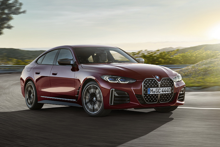 Thiết kế ngoại thất của BMW 4 Series Gran Coupé 2022 mới mang phong cách gợi cảm và táo bạo hơn thế hệ cũ. Phần đầu xe sử dụng lưới tản nhiệt hình quả thận mới của BMW mở rộng theo chiều dọc. Đèn pha full-LED, ngoài ra còn có tùy chọn đèn pha LED thích ứng (Adaptive LED) với đèn Laser (BMW Laserlight). Tổng thể chiếc sedan phong cách coupe được tạo dáng thể thao thanh lịch.