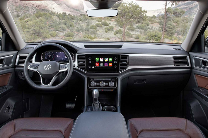 Đằng sau, Volkswagen Teramont 2021 được trang bị đèn hậu LED tiêu chuẩn với tạo hình chữ "L" bên trong, tạo sự tương đồng với thiết kế đèn pha. 2 đèn hậu được nối với nhau bằng nẹp mạ crôm ở giữa. Thêm vào đó là đèn phản quang thanh mảnh và kéo dài hết bề ngang của đuôi xe. Bên dưới còn có 2 ống xả hình thang nằm ở 2 góc của đuôi xe.