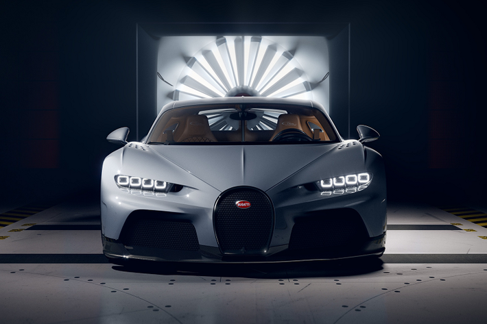 Bugatti Chiron Super Sport mới là phiên bản nâng cấp của dòng Chiron Super Sport 300+ từng ra mắt vào năm 2019. Cụ thể, phiên bản Super Sport 300+ đã phá kỷ lục tốc độ hơn 300 dặm/h (490,49 km/h) cho một mẫu xe thương mại.