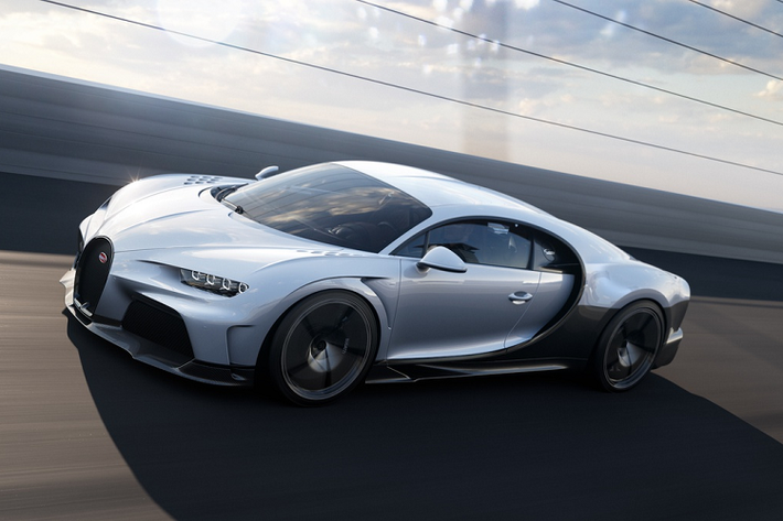 Khi tăng tốc từ 0 lên 400 km/h, Chiron Super Sport tăng tốc nhanh hơn 7% so với Chiron tiêu chuẩn. Cấp số thứ 7 được làm dài hơn khoảng 3,6%, đồng thời bộ ly hợp cũng được tối ưu hóa nhằm mang lại hiệu suất chuyển số tốt và thoải mái hơn.