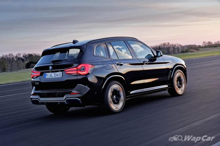 Về diện mạo, BMW iX3 facelift cơ bản sẽ giống với BMW X3 về cả thiết kế ngoại thất và nội thất, hãng xe Đức chỉ tăng sự nhận dạng cho iX3 bằng cách bổ sung một vài điểm nhấn màu xanh lam khắp xe, từ ngoài vào trong.
