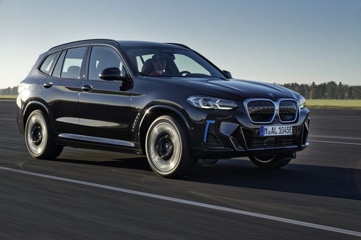 Hiện tại, BMW Malaysia chưa tiết lộ bất kỳ thông tin nào về mẫu BMW iX3 2021 mới sắp ra mắt, nhưng chắc chắn iX3 facelift tại Malaysia sẽ có tùy chọn truyền động điện mạnh 282 mã lực và 400 Nm mô-men xoắn, đi kèm hệ dẫn động cầu sau.