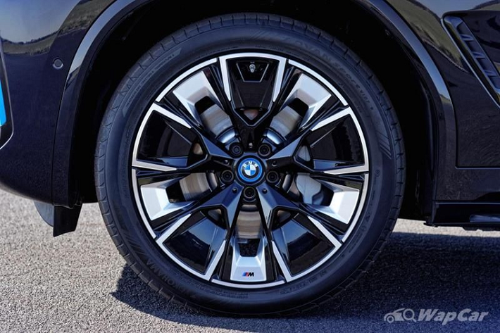 Với cấu hình này, mẫu SUV điện BMW iX3 2021 sẽ cần 6,8 giây để chạy nước rút từ 0 - 100 km/h và cán tốc độ tối đa 180 km/h. Chiếc SUV được trang bị bộ pin 80 kWh cung cấp khả năng hoạt động tối đa lên tới 460 km/h.