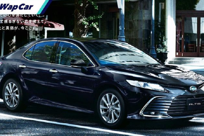 Tuy nhiên, trường hợp gây chú ý nhất là Toyota Camry cải tiến thành Daihatsu Altis 2022 mới và cả hai mẫu xe này đều được bán ở thị trường Nhật Bản. Dùng chung tên với Toyota Corolla Altis, nhưng Daihatsu Altis lại được phát triển trên Toyota Camry từ năm 2000.