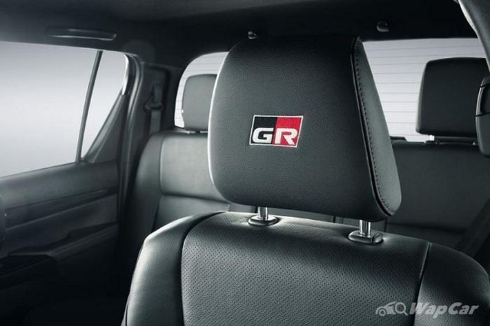 Ngoài những cải tiến về mặt hình ảnh này, Toyota Hilux GR-S 2021 cũng sẽ được trang bị kẹp phanh phía trước hiệu GR cùng hệ thống treo nâng cấp giúp cải thiện khả năng lái xe địa hình và mức độ thoải mái trên đường phố.