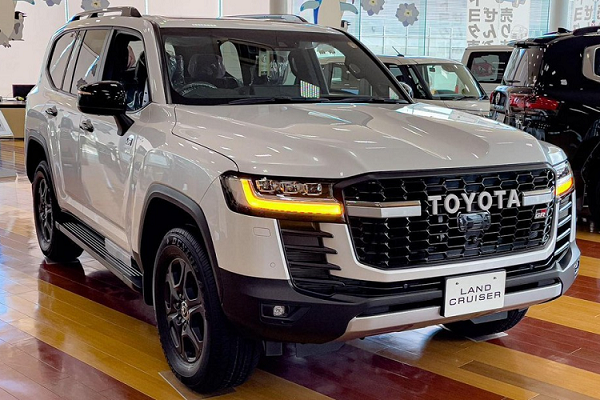 Vào hôm 2/8/2021 vừa qua, hãng Toyota đã chính thức tung dòng SUV cỡ lớn Land Cruiser thế hệ mới 300 Series hay J300 ra thị trường Nhật Bản. Chẳng bao lâu sau đó, những chiếc Land Cruiser 2022 đã nhanh chóng được trưng bày tại các đại lý ở Nhật Bản, bao gồm cả phiên bản Toyota Land Cruiser GR Sport thể thao.