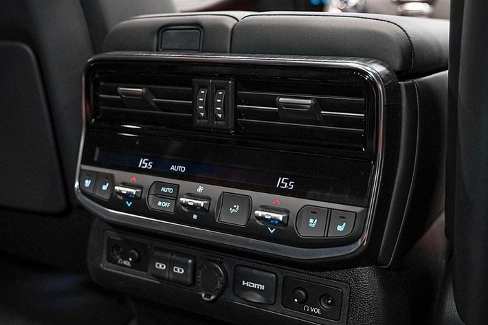 Khi mua Toyota Land Cruiser GR Sport 2022, khách hàng Nhật Bản có thể chọn 1 trong 2 loại động cơ. Đầu tiên là động cơ xăng V6, tăng áp kép, dung tích 3.5L với công suất tối đa 415 mã lực và mô-men xoắn cực đại 650 Nm.