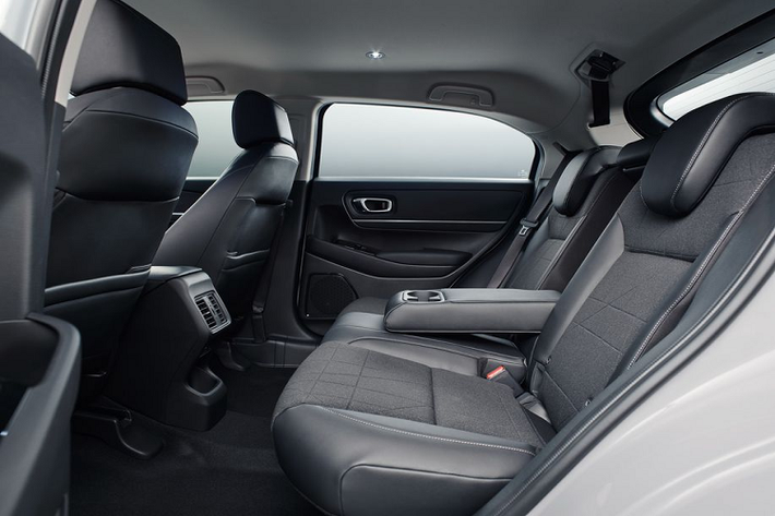 Là một mẫu CUV cỡ B mới, Honda HR-V 2021 cũng không thiếu đi gói an toàn Honda Sensing với loạt hệ thống như kiểm soát hành trình thích ứng, cảnh báo chệch làn đường, phanh khẩn cấp tự động có chức năng phát hiện người đi xe đạp và người đi bộ, hỗ trợ ngăn nhầm chân ga, hỗ trợ giữ làn đường, đèn pha tự động, cảnh báo điểm mù và đặc biệt là hệ thống hỗ trợ đổ đèo...