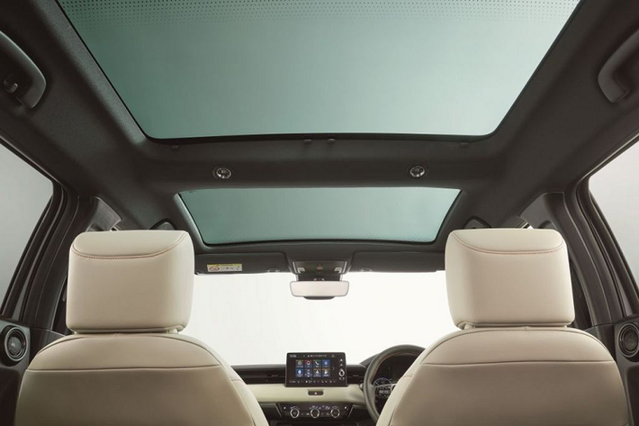 Một số trang bị nổi bật trên Honda HR-V thế hệ mới có thể kể tới như hệ thống đèn chiếu sáng dạng Full-LED hiện đại, màn hình giải trí cảm ứng 9 inch, màn hình 7 inch trong cụm đồng hồ công-tơ-mét giúp hiển thị chức năng xe, hệ thống âm thanh 10 loa, rèm che nắng phía trước, sạc không dây, đèn trần xe dạng cảm ứng hay bộ cửa sổ trời toàn cảnh Panorama được làm từ kính Low-E, giúp cách nhiệt và tia hồng ngoại tốt hơn đáng kể so với kính thông thường.