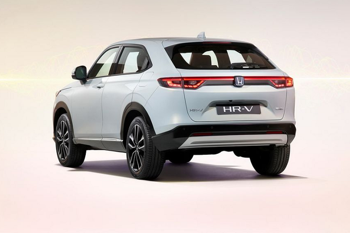 Tiếp tới là hệ truyền động hybrid e:HEV, bao gồm một động cơ xăng 1.5l chu trình Atkinson, sản sinh công suất 106 mã lực/127 Nm mô-men xoắn, kết hợp cùng 2 mô-tơ điện, sản sinh công suất 131 mã lực/253 Nm mô-men xoắn.