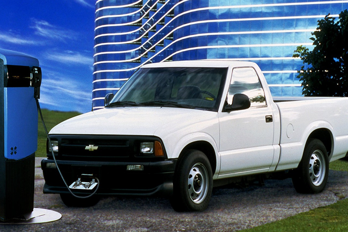 Chevrolet S-10 Electric: Chevrolet đã có những nỗ lực trong việc chế tạo xe điện vào thập niên 90, nhưng kế hoạch này không thành công. Chiếc Chevrolet S-10 Electric được giới thiệu lần đầu vào năm 1997, được nâng cấp vào năm 1998 và ngừng sản xuất sau đó không lâu. Tầm hoạt động của Chevrolet S-10 Electric khoảng 160 km, chỉ có 492 chiếc được bán ra trước khi biến mất hoàn toàn.