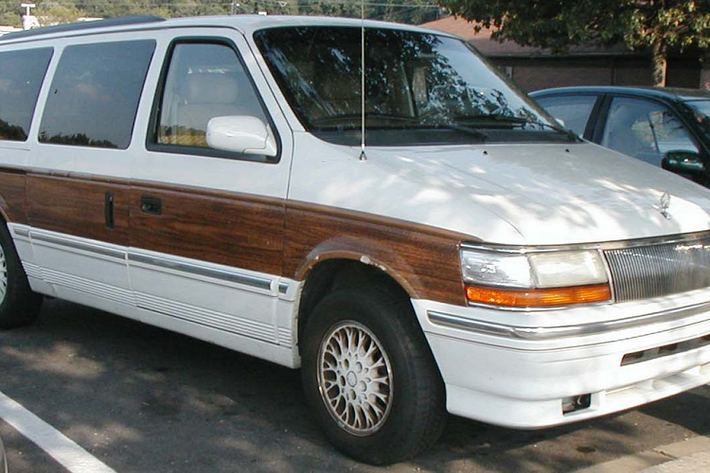 Chrysler TEVan: Được thúc đẩy bởi Cơ quan không khí sạch California, vào những năm 1990, Chrysler đã nỗ lực tạo ra một chiếc EV khả thi. Mẫu Chrysler TEVan được xây dựng trong giai đoạn 1993-1995, chỉ có 56 chiếc được sản xuất với giá bán khoảng 120.000 USD mỗi chiếc. Xe có 5 chỗ ngồi, được trang bị pin niken sắt hoặc niken cadmium, tốc độ tối đa của TEVan là 112 km/h.