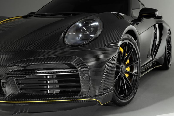 Không chỉ chế tạo thân xe mới cho 911, TopCar còn thay đổi một chút thiết kế của các tấm ốp mới và các thành phần khí động học để chiếc xe trông thể thao hơn, cuốn hút hơn.