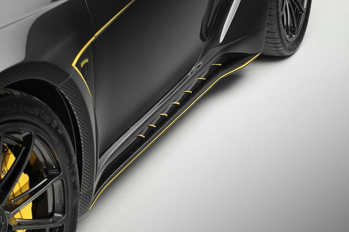 Sức mạnh được gửi đến cả 4 bánh chiếc Porsche 911 Turbo S kịch độc độ TopCar thông qua hộp số ly hợp kép 8 cấp, cho phép xe tăng tốc từ 0 - 100 km/h chỉ trong 2,7 giây, trước khi cán tốc độ tối đa 330 km/h.