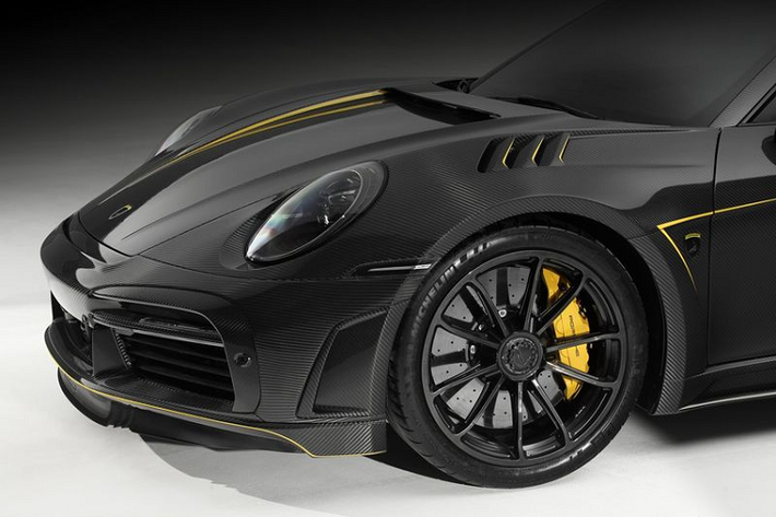 Không có thay đổi nào xảy ra ở hệ truyền động, điều đó có nghĩa là Porsche 992 Stinger GTR Limited Carbon Edition vẫn dùng động cơ tăng áp kép 3.8L sản sinh công suất 641 mã lực và mô-men xoắn cực đại 800 Nm.