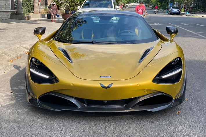 Thời gian mở mui của siêu xe mui trần McLaren 720S Spider theo thông số của nhà sản xuất là tầm 11 giây. Tuy nhiên, theo trải nghiệm thực tế, các đại gia trong nước chỉ mất khoảng 8 giây để mở mui xe, nhanh nhất so với các siêu xe mui trần còn lại.