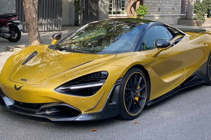 Chưa hết, chủ nhân của chiếc McLaren 720S Spider còn tiết lộ đã mua bộ mâm carbon và hàng đang trên đường về. Đây cũng là chiếc McLaren 720S Spider đầu tiên ở Việt Nam được độ Novitec. Ngoài ra, hiện có đến 2 chiếc xe McLaren 720S khác đã được chủ nhân độ body kit của Novitec. Chiếc còn lại mang gói độ hiếm hơn là N-Largo.