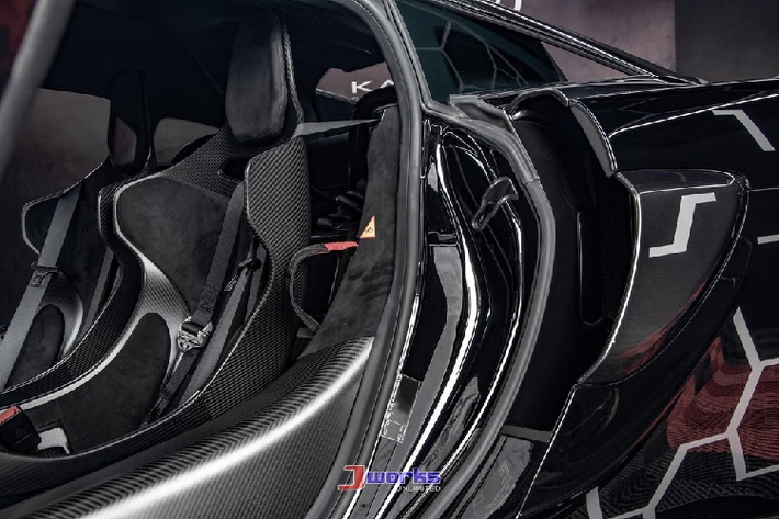 Nội thất xe cũng phủ trong màu tối với các chi tiết màu đen của da Alcantara ở ghế ngồi hay kim loại được sơn lại và cả carbon. Rất ấn tượng là kể từ lúc ra mắt cho đến nay, 620R vẫn là chiếc siêu xe mạnh nhất trong dòng sản phẩm Sport Series của hãng xe Anh quốc McLaren. McLaren 620R được trang bị động cơ xăng V8, tăng áp kép, dung tích 3,8 lít, sản sinh công suất tối đa 612 mã lực và mô-men xoắn cực đại 620 Nm.