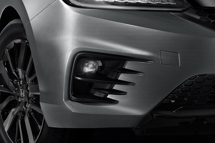 Dù ở phiên bản dùng hộp số nào, Honda City Hatchback 2021 tại Indonesia cũng có những trang bị ngoại thất màu đen như lưới tản nhiệt màu đen, ăng-ten hình vây cá, cánh gió mui, vỏ gương ngoại thất, bộ khuếch tán gió sau và trang trí hốc đèn sương mù trước.
