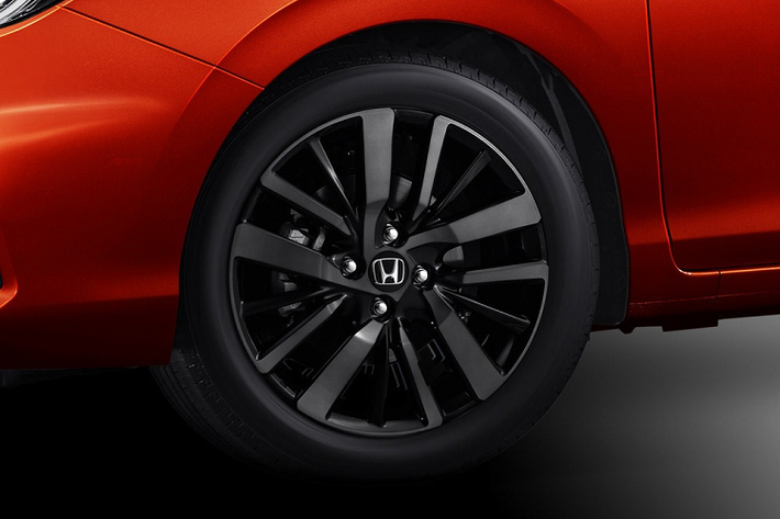 Bước vào bên trong Honda City Hatchback 2021, khách hàng Indonesia sẽ thấy sự kết hợp giữa chất liệu da, da lộn và nỉ. Nội thất của xe còn kết hợp giữa 2 màu sắc đen chủ đạo và đỏ làm điểm nhấn, tăng vẻ thể thao. Trong đó, màu đỏ xuất hiện trên các núm xoay chỉnh điều hòa, ở vô lăng, cần số và bảng đồng hồ.