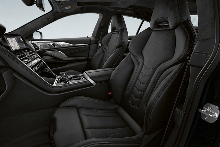Chủ đề thiết kế này tiếp tục được sử dụng bên trong khoang nội thất của BMW 8 Series 2021 Frozen Black Edition, nổi bật với ghế ngồi M Sport màu đen bọc da Merino.