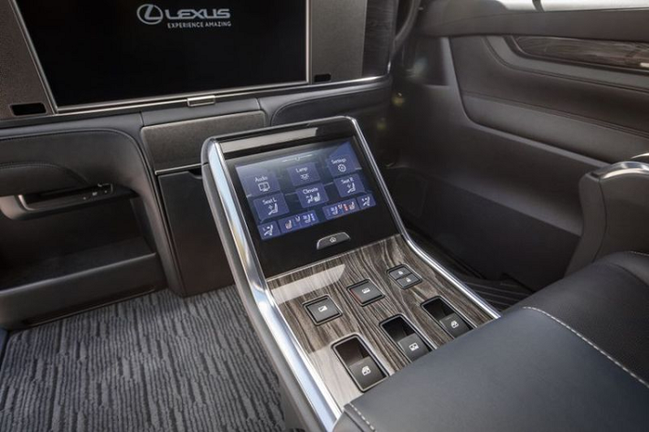 Tất nhiên, LM 350 cũng sở hữu bộ công nghệ hỗ trợ lái Lexus Safety System+ bao gồm phanh khẩn cấp tự động, điều khiển hành trình thích ứng với Stop&Go, định tâm làn đường, hỗ trợ giữ làn, giám sát điểm mù, cảnh báo xe cắt ngang phía sau và chùm sáng thích ứng.