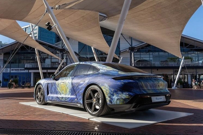 Porsche Taycan chạy điện được trang bị bộ pin lithium-ion 93,4 kWh với cấu trúc 800 volt được đặt dọc chiều dài của xe. Khi sạc bằng hệ thống hiệu năng cao 270 kW chỉ với 22 phút để nạp lại 80% dung lượng, xe chỉ cần 5 phút sạc là đủ để xe đi được quãng đường khoảng 96 km. Với hệ thống sạc nhanh DC 150kW, thời gian cần để sạc từ lúc cạn pin đến 80% cũng chỉ là 36 phút. Theo Porsche, với pin được sạc đầy, Taycan Turbo có thể đi được 450 km liên tục.