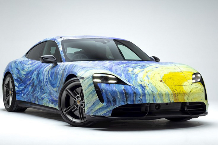 Thông thường, nhiều người chơi xe đã lựa chọn cho chiếc Porsche của mình lớp áo của những chiếc xe đua hay những lớp decal lộng lẫy khác. Tuy nhiên, trong một dự án đặc biệt, Porsche New Zealand đã tạo ra một chiếc Porsche Taycan Turbo chạy điện với lớp áo ngoại thất được lấy cảm hứng chính từ bức tranh “Starry Night” nổi tiếng của danh họa người Hà Lan Vincent Van Gogh.