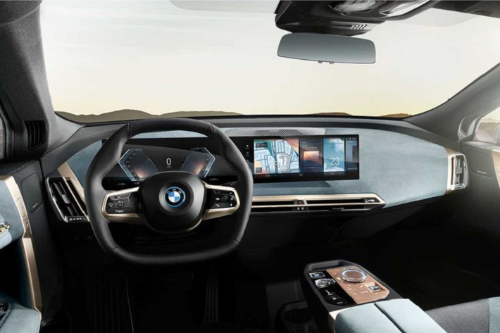 Đáng chú ý, chiếc xe BMW iX tự lái này cũng có thể tự tiến vào bãi rửa và nhận được sự "chăm sóc" của các cỗ máy rửa xe tự động. Tất cả được diễn ra thông qua việc cài đặt trước của người dùng.