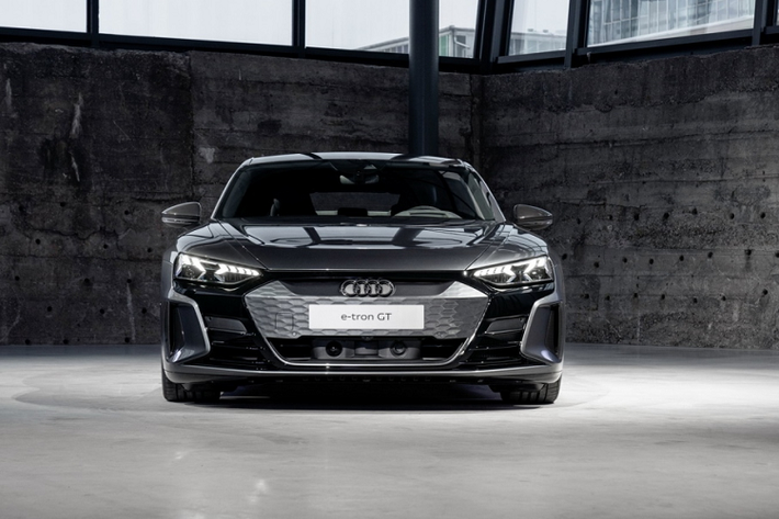 Hãng xe sang Audi đã xác nhận rằng khách hàng sẽ nhận được 3 năm sạc nhanh DC miễn phí thông qua hệ thống sạc Electrify America. Dự kiến sẽ có khoảng 3.500 trạm sạc Electrify America trên khắp nước Mỹ vào cuối năm 2021. Do đó, việc tiếp cận ưu đãi này hoàn toàn khả thi và đem đến nhiều lợi ích tài chính cho khách hàng.