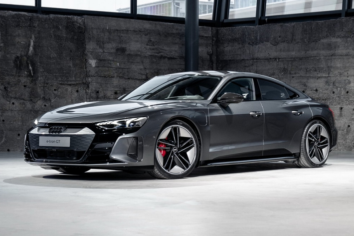 Mức giá xe Audi E-Tron GT tại Thái Lan cao khoảng 2 lần so với giá xuất xưởng khi GT quattro Premium Plus có giá từ 99.900 USD (khoảng 2,28 tỷ đồng), GT quattro Prestige từ 107.100 USD (khoảng 2,46 tỷ đồng).