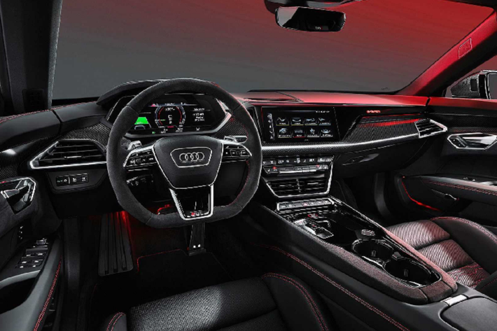 Audi cũng đã thông báo rằng họ đang hợp tác với Qmerit để cung cấp các giải pháp sạc tại nhà. Khách hàng có thể chọn sử dụng bộ sạc di động 2 trong 1 tiêu chuẩn đi kèm với xe, có khả năng cung cấp cả kết nối 120 volt và 240 volt.