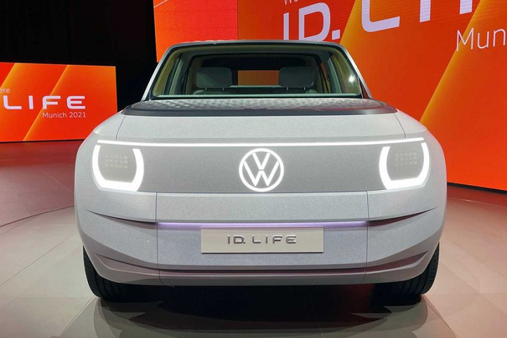 Về phần thiết kế, Volkswagen ID 2022 chạy điện. Life mang tạo hình phẳng, đơn giản và có đôi chút giống một chiếc hộp, khác biệt hoàn toàn so với phong cách thiết kế dòng xe Volkswagen ID trước đây. Tất cả mọi chi tiết trên xe từ phần đèn, cản dưới, logo, tay nắm cửa... đều được làm hoàn toàn phẳng và gần như không có điểm nhô ra ngoài, điều này mang tới cái nhìn đậm chất tương lai cho xe.