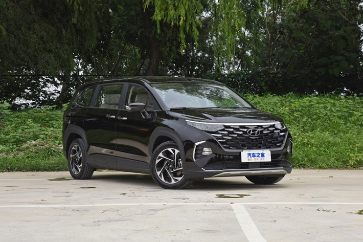 Hyundai Custo 2021 mới là mẫu MPV cỡ trung mới được giới thiệu tại thị trường Trung Quốc vào hồi đầu tháng 8 vừa qua. Đến nay, giá xe Hyundai Custo 2021 tại thị trường Trung Quốc đã được hé lộ, dao động từ 175.800 - 218.800 Nhân dân tệ (khoảng 619 - 770 triệu đồng). Dự kiến, mẫu xe này sẽ có giá thấp hơn đối thủ "đồng hương" Kia Carnival 2021 cũng sắp ra mắt thị trường tỷ dân.