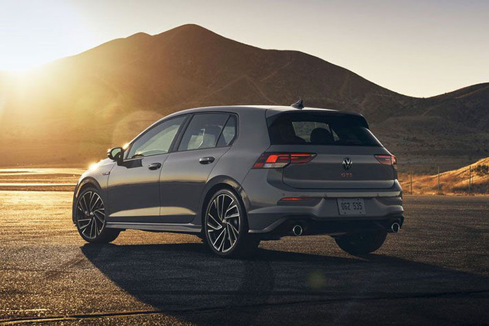 Volkswagen Golf GTI thế hệ mới được trang bị động cơ xăng 4 xi-lanh thẳng hàng, tăng áp, dung tích 2.0L với công suất tối đa 241 mã lực và mô-men xoắn cực đại 370 Nm. Như vậy, mẫu xe này sở hữu sức mạnh động cơ thua kém so với 2 đối thủ Mazda3 2.5 Turbo và Ford Focus ST.
