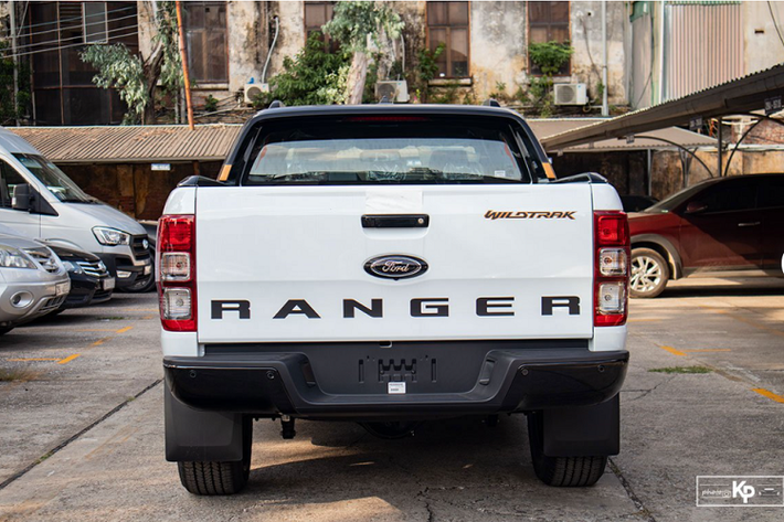 Đuôi xe Ford Ranger Wildtrak 2021 với thiết kế khá đơn giản, cụm đèn hậu 3 tầng quen thuộc và vẫn duy trì bóng Halogen, loạt cảm biến/camera lùi sẽ là trang bị tiêu chuẩn trên mẫu bán tải này.