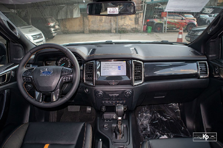Ở mô hình nâng cấp duy trì trên Ford Ranger Wildtrak 2021 lắp ráp, nội thất của mẫu bán tải này không khác biệt về tổng thể khi vẫn còn đó thiết kế đầy cơ bắp đúng phong cách Mỹ. Tông màu chủ đạo của nội thất Ranger Wildtrak là đen, điểm xuyết thêm một vài chi tiết cam ở ghế ngồi gia tăng sự trẻ trung và khác biệt so với những phiên bản có giá bán thấp hơn.