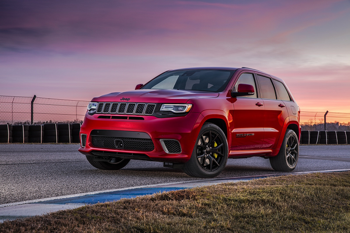 2. Jeep Cherokee Trackhawk (707 mã lực): Trackhawk từng thống trị một thời gian ngắn với tư cách là chiếc SUV nhanh nhất thế giới khi nó ra mắt vào năm 2018. Mẫu xe này được trang bị động cơ Hellcat siêu nạp V8 6.2L, công suất 707 mã lực và mô-men xoắn 875 Nm. Khả năng tăng tốc 0-100 km/h của chiếc SUV chỉ trong 3,7 giây, tốc độ tối đa 290 km/h, con số ấn tượng đối với một chiếc SUV gia đình. Ảnh: Carscoops.
