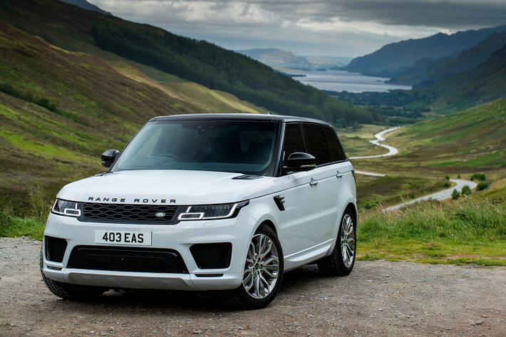 10. Land Rover Range Rover Sport SVR (575 mã lực): "SVR" trong tên gọi của mẫu xe này cho thấy xe được làm bởi bộ phận Special Vehicle Operations của JLR, chữ R thể hiện mức độ cải tiến và hiệu suất động cơ cao nhất có thể. Động cơ V8 5.0L siêu nạp của mẫu xe này sản sinh công suất 575 mã lực và mô-men xoắn 680 Nm. Khả năng tăng tốc 0-100 km/h của xe trong 4,7 giây trước khi đạt tốc độ tối đa 270 km/h. Ảnh: Carscoops.