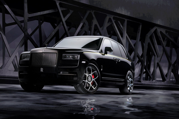 8. Rolls-Royce Cullinan Black Badge (592 mã lực): Là một trong những chiếc SUV sang trọng nhất hiện nay. Đây cũng là chiếc SUV giá đắt nhất, từ 500.000 USD. Dù là xe siêu sang, sức mạnh động cơ của Cullinan Black Badge cũng rất ấn tượng. Xe được trang bị động cơ V12 6.75L tăng áp kép, công suất 592 mã lực và mô-men xoắn 900 Nm, nhiều hơn 29 mã lực so với Cullinan tiêu chuẩn. Ảnh: Carscoops.