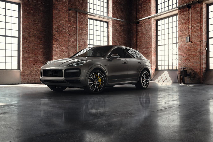 3. Porsche Cayenne Turbo S E-Hybrid (670 mã lực): Với giá bán lên đến 200.000 USD, Porsche Cayenne Turbo S E-Hybrid cho thấy nó hoàn toàn xứng đáng với số tiền đó. Khả năng bứt tốc 0-100 km/h chỉ trong 3,4 giây và tốc độ tối đa 310 km/h là nhờ động cơ xăng-điện tổng công suất 670 mã lực, mô-men xoắn gần 900 Nm. Mức hiệu suất này còn lớn hơn siêu xe Porsche 911 GT3 RS (520 mã lực và 470 Nm). Ảnh: Carscoops.