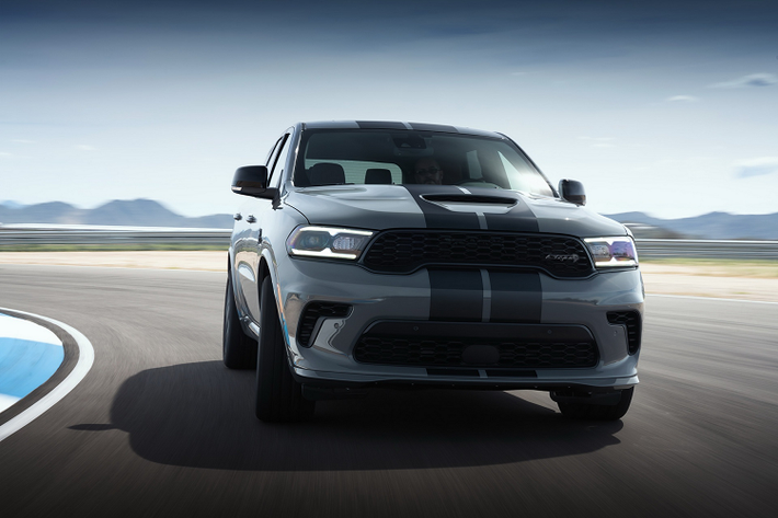 1. Dodge Durango SRT Hellcat (710 mã lực): Đây là mẫu Durango mạnh nhất từng được sản xuất, đồng thời cũng là chiếc xe SUV mạnh nhất hiện tại. Đúng với tên gọi, mẫu xe này được trang bị động cơ Hellcat siêu nạp 6.2L, sản sinh công suất 710 mã lực và mô-men xoắn 875 Nm. Nhờ hiệu suất này, Dodge Durango SRT Hellcat có khả năng tăng tốc 0-100 km/h trong 3,5 giây, tốc độ tối đa 290 km/h. Mẫu xe này chỉ được sản xuất hạn chế trong vòng một năm. Ảnh: Carscoops.