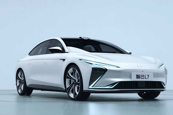 Zhiji L7 hoàn toàn mới là mẫu concept sedan thuần điện được phát triển bởi SAIC, Zhangjiang Hi-Tech và tập đoàn Alibaba. Chiếc xe sở hữu ngoại hình vô cùng độc đáo và thể thao với hốc hút gió lớn, dải đèn LED dài và sắc. Tuy nhiên, Zhiji L7 không tránh khỏi những nét giống xe Tesla.
