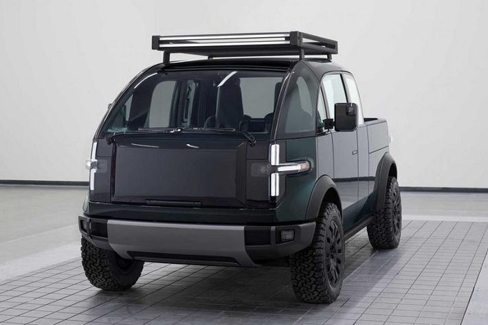 GMC Hummer, Tesla Cybertruck, Ford F-150 BEV, Rivian R1T, Lordstown Endurance, và bán tải Chevrolet EV chưa có tên cụ thể, đây là một số mẫu xe bán tái chạy điện hoàn toàn quan trọng nhất, đáng lưu ý nhất đã được công bố cho tới lúc này. Giờ đây, danh sách này lại dài thêm nữa với bán tải chạy điện Canoo thuộc công ty cùng tên có trụ sở tại Los Angeles vừa vén màn mẫu bán tải điện của riêng mình.