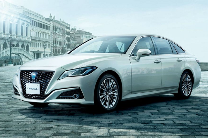 Hongqi H9 thế hệ mới là chiếc sedan hàng đầu của thương hiệu, xe có kích thước dài, rộng và cao lần lượt là 5.137 x 1.904 x 1.493 mm trong khi chiều dài cơ sở là 3.060 mm. Tại quê nhà, giá xe Hongqi H9 được bán với mức từ 309.800 NDT (khoảng 1,11 - 1,93 tỷ đồng).