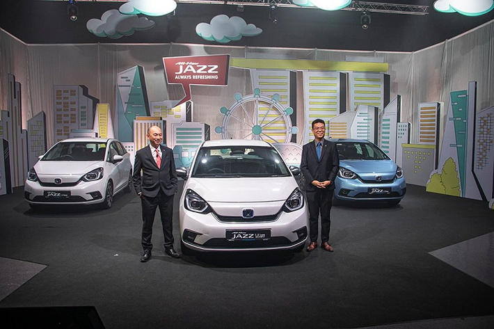 Vào hôm 28/1/2021 vừa qua, nhà phân phối Kah Motor đã chính thức giới thiệu Honda Jazz thế hệ mới tại thị trường Đông Nam Á, cụ thể là Singapore. Tuy nhiên, vì ảnh hưởng của đại dịch Covid-19 nên mẫu hatchback hạng B này được ra mắt trong sự kiện trực tuyến. Đúng như thông tin từ trước đó, Honda Jazz 2021 tại thị trường Singapore có tổng cộng 3 phiên bản là 1.5 Base, 1.5 Home và 1.5 Luxe e: HEV.