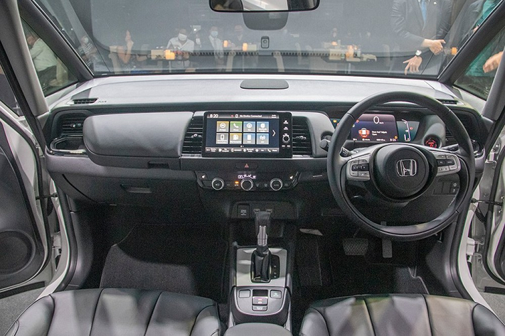 Ở thế hệ mới, Honda Jazz sở hữu chiều dài 3.995 mm, rộng 1694 mm, cao 1.539 mm và chiều dài cơ sở 2.530 mm. So với phiên bản cũ, mẫu xe này ngắn hơn và thấp hơn không đáng kể trong khi chiều dài cơ sở giữ nguyên. Trong khi đó, thiết kế tổng thể của mẫu xe này không khác biệt so với trước
