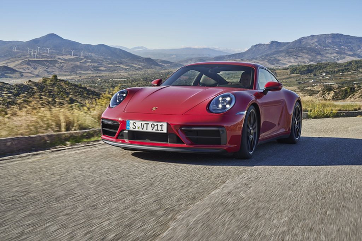 Về ngoại thất, phiên bản Porsche 911 GTS thế hệ mới có thiết kế nổi bật hơn so với các phiên bản khác của dòng xe này. Trên bộ cánh của mình, 911 GTS có những điểm nhấn chi tiết tối màu kết hợp cùng gói trang bị thể thao SportDesign.